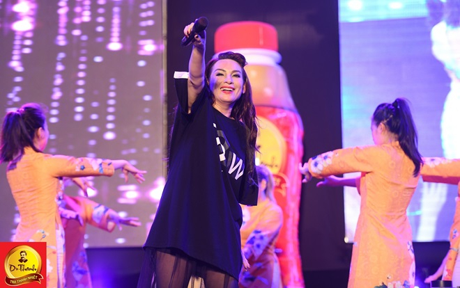 Phi Nhung trẻ trung bất ngờ xuất hiện trong lễ hội 'Phố hàng nóng' Ảnh 2