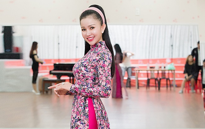 Janny Thủy Trần diện áo dài duyên dáng thị phạm cho thí sinh Hoa hậu Đại Sứ Hoàn Vũ Người Việt 2018 Ảnh 2