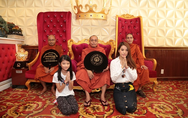 Trương Ngọc Ánh và Kingdom Corporation vinh dự được ban tặng xá lợi Phật từ Ngài Tam Tạng thứ 7 của Myanmar Ảnh 2