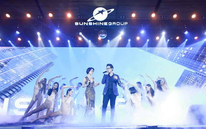 Hà Anh Tuấn 'cháy hết mình' cùng Uyên Linh trong đêm ra mắt hoành tráng của Sunshine Group tại Sài Gòn Ảnh 2