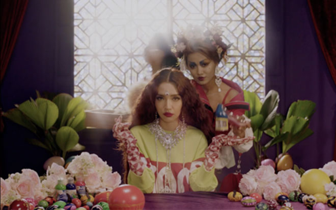 Lời thề máu xưa rồi, bắt chước Bích Phương cắt bánh ăn thề cùng hội chị em mới là hot trend Ảnh 2