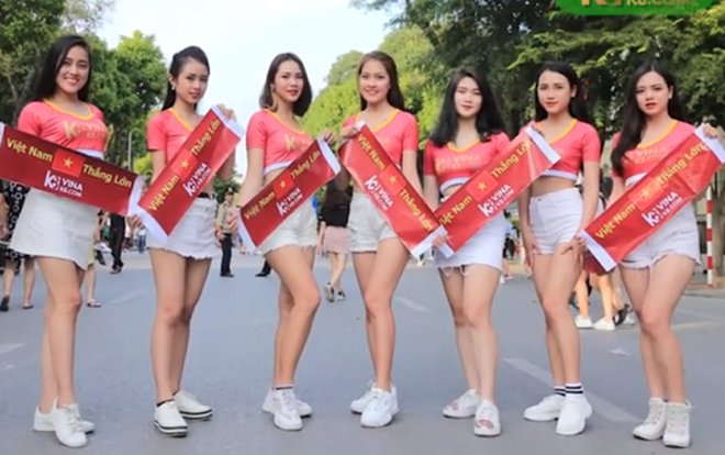 Dàn Hotgirl xinh đẹp tặng người hâm mộ áo cổ vũ tuyển Việt Nam trước giờ G Ảnh 2