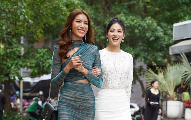 Ngẫu hứng selfie, catwalk lúc mua điện thoại, dàn hoa hậu Việt gây sốt Ảnh 2