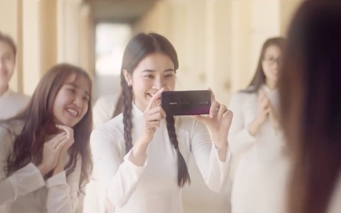 Smartphone OPPO với diện mạo khác biệt xuất hiện trong MV mới nhất của Hương Giang Ảnh 2