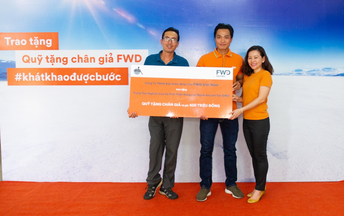 Bảo hiểm FWD và vận động viên Phan Thanh Nhiên trao Quỹ tặng chân giả giúp đỡ người khuyết tật Ảnh 2