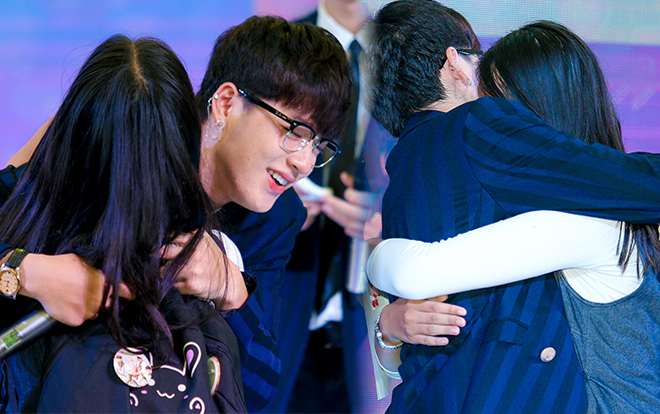 Buổi fansign của Zero 9: Fan từ cười tươi hết cỡ đến xúc động, ôm chặt các thành viên không rời Ảnh 2