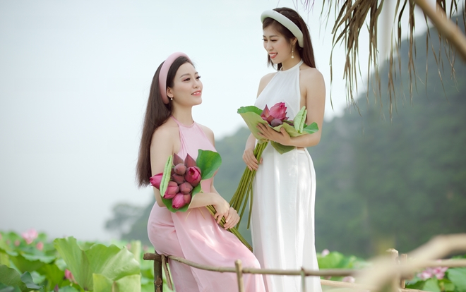 Chị em Sao Mai Huyền Trang nền nã, e ấp bên hoa sen Ảnh 2