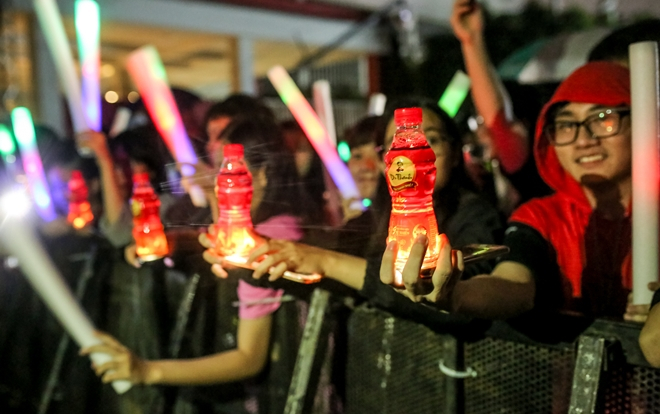 Hàng nghìn khán giả đội mưa tham dự lễ hội Ẩm thực - Âm nhạc cho giới trẻ Ảnh 2