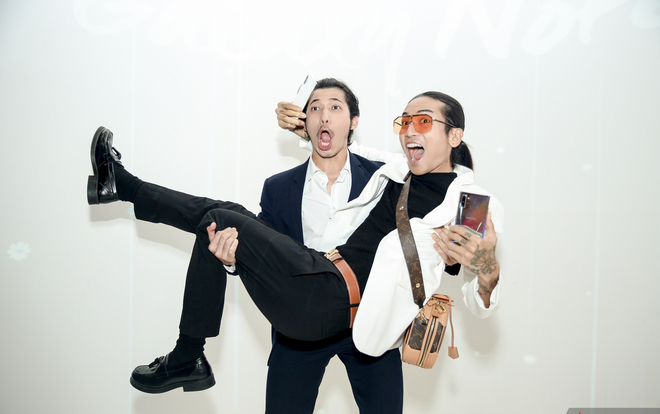 Liên Bỉnh Phát ẵm bồng BB Trần đi mua ‘siêu phẩm’ điện thoại Ảnh 2