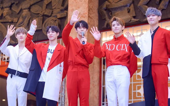 Tân binh CIX xuất hiện cực điển trai, thân thiện vẫy chào fan trong buổi Hi Touch tại TP. HCM Ảnh 2