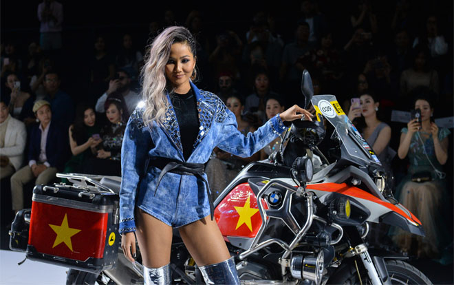 H'Hen Niê 'cool ngầu' khi mặc đồ jeans, cưỡi môtô trên sàn diễn thời trang Ảnh 2