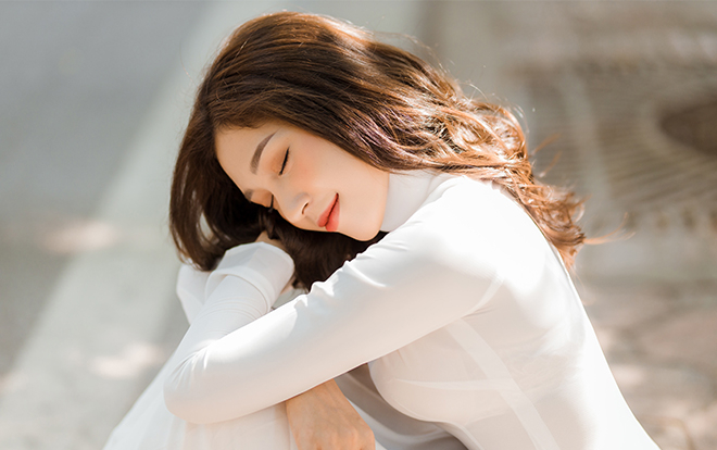 Hoa khôi thời trang Việt Nam Trần Ngọc Anh đẹp tinh khôi trong tà áo dài trắng Ảnh 2