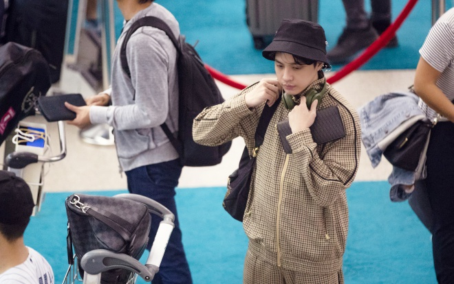 Diện đồ thời trang, Noo Phước Thịnh cực kỳ nổi bật ở sân bay lên đường sang Hàn Quốc Ảnh 2