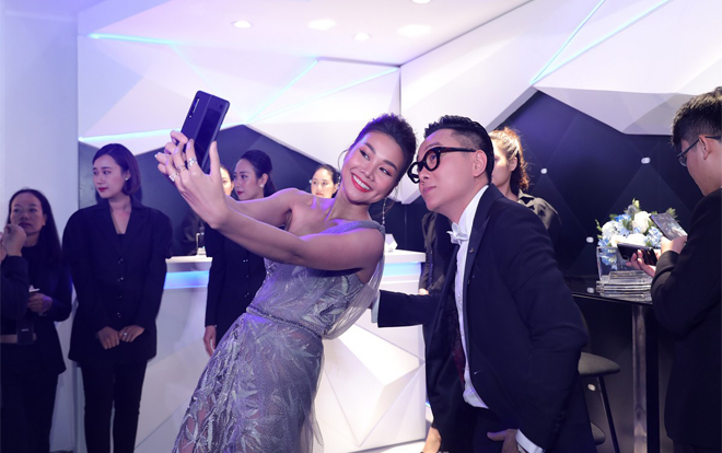 Sao Việt tại tiệc siêu sang mừng ra mắt siêu phẩm Galaxy Fold Ảnh 2