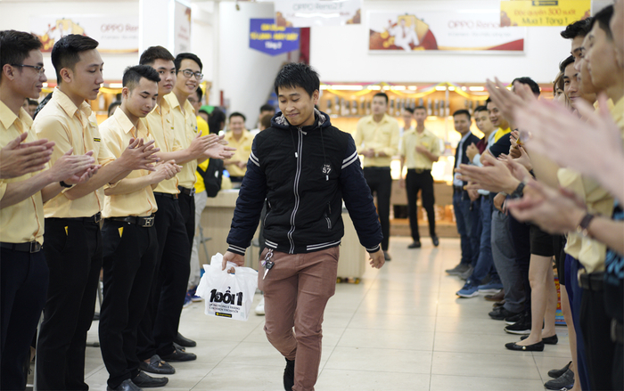 Vượt đường xa, người dùng thủ đô nôn nao xếp hàng để mang về 2 điện thoại OPPO Reno2 F '1 cho bạn - 1 cho gia đình' Ảnh 2