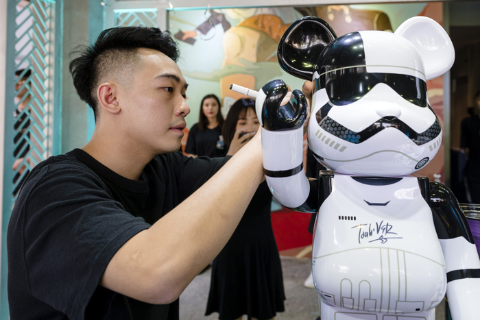 Giữ đúng lời hứa, Binz đích thân vẽ và kí tên lên giày tặng fan Ảnh 4