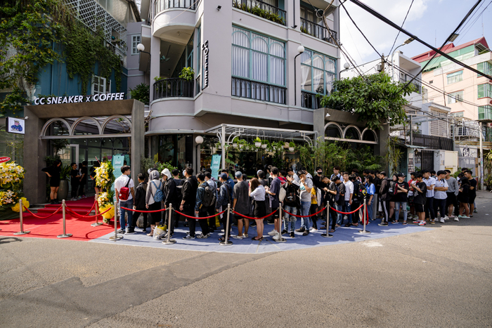 Giữ đúng lời hứa, Binz đích thân vẽ và kí tên lên giày tặng fan Ảnh 6