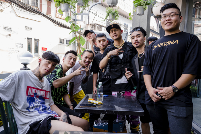 Giữ đúng lời hứa, Binz đích thân vẽ và kí tên lên giày tặng fan Ảnh 5