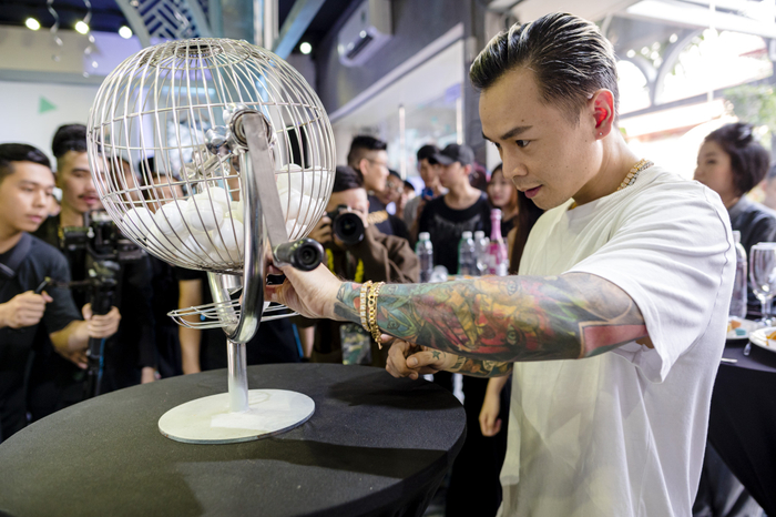 Giữ đúng lời hứa, Binz đích thân vẽ và kí tên lên giày tặng fan Ảnh 7