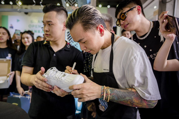 Giữ đúng lời hứa, Binz đích thân vẽ và kí tên lên giày tặng fan Ảnh 8