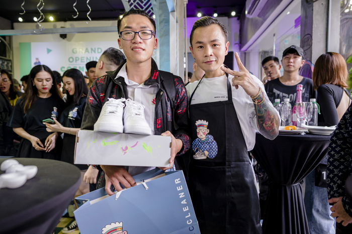 Giữ đúng lời hứa, Binz đích thân vẽ và kí tên lên giày tặng fan Ảnh 9