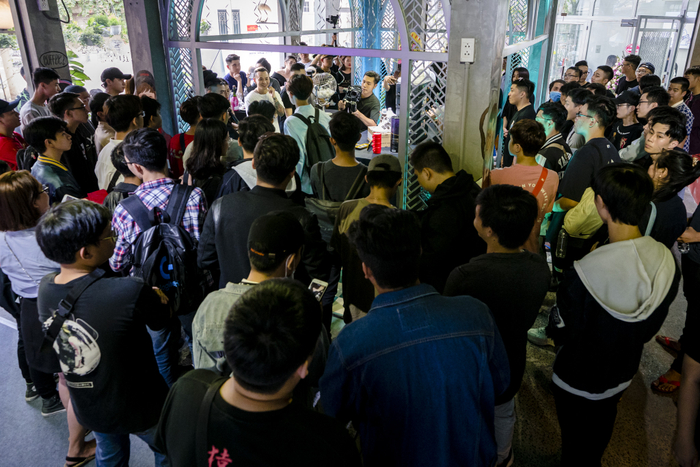 Giữ đúng lời hứa, Binz đích thân vẽ và kí tên lên giày tặng fan Ảnh 10