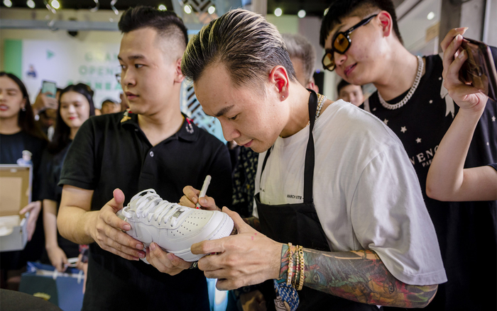 Giữ đúng lời hứa, Binz đích thân vẽ và kí tên lên giày tặng fan Ảnh 2