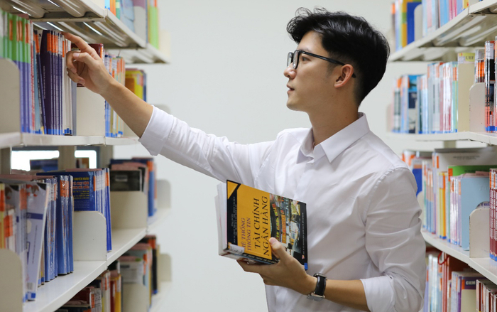 Trường đã đẹp rồi, đến thầy giáo cũng đầy mị lực thì chỉ muốn trở lại trường Ảnh 2