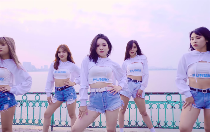 Dàn hotgirls bất ngờ khuấy động Hồ Tây mùa dịch corona với điệu nhảy bốc lửa Ảnh 2