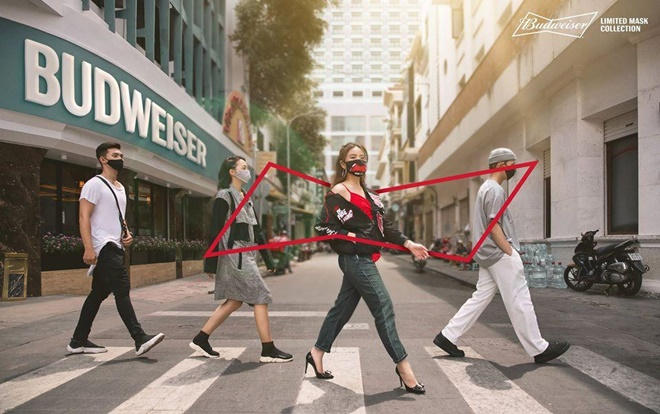 Hoàng Thuỳ Linh nổi bật cá tính với xu hướng thời trang hậu dịch: 'diện' khẩu trang cực chất từ Budweiser cùng loạt thông điệp ý nghĩa vì cộng đồng Ảnh 2