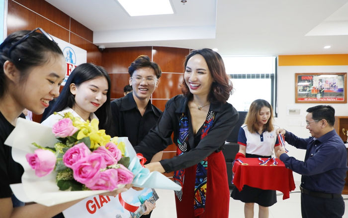 Hoa hậu Ngọc Diễm chấm thi Chung kết biện luận sinh viên trường song ngữ Ảnh 2