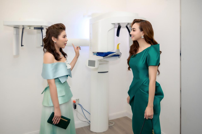 Bà Hà Diệu Thảo – Giám Đốc Phát Triển & Kinh Doanh Chuỗi Nha Khoa WestWay giới thiệu cơ sở vật chất hiện đại tại Westway Gigamall Thủ Đức.