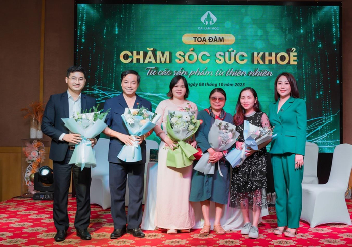 Từ trái qua: Giám đốc Ban khoa học Trần Văn Trung, ĐT-BS Nguyễn Thái Biềng, Tiến sĩ Phạm Thị Liên, PGS-TS Phạm Thu Nga, Ths Nghiên cứu sinh Đỗ Thị Thanh Trung, Tổng GĐ Vũ Khánh Linh