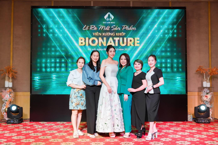 Hoa hậu Đặng Thu Thảo cùng Tổng GĐ Đại Lâm Mộc Group - Bà Vũ Khánh Linh (vest xanh) và Giám đốc Vùng Trần Thu Hương (ngoài cùng bên phải)