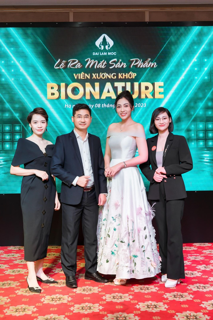 Từ trái qua: Đậu Đinh Xuân Ngọc - Giám đốc Chiến lược tại Công ty TNHH Đào tạo Spa 3 ACE Việt Nam, Giám đốc Ban Khoa học Trần Văn Trung, Hoa hậu Đặng Thu Thảo, CEO Thanh Thanh Chanel