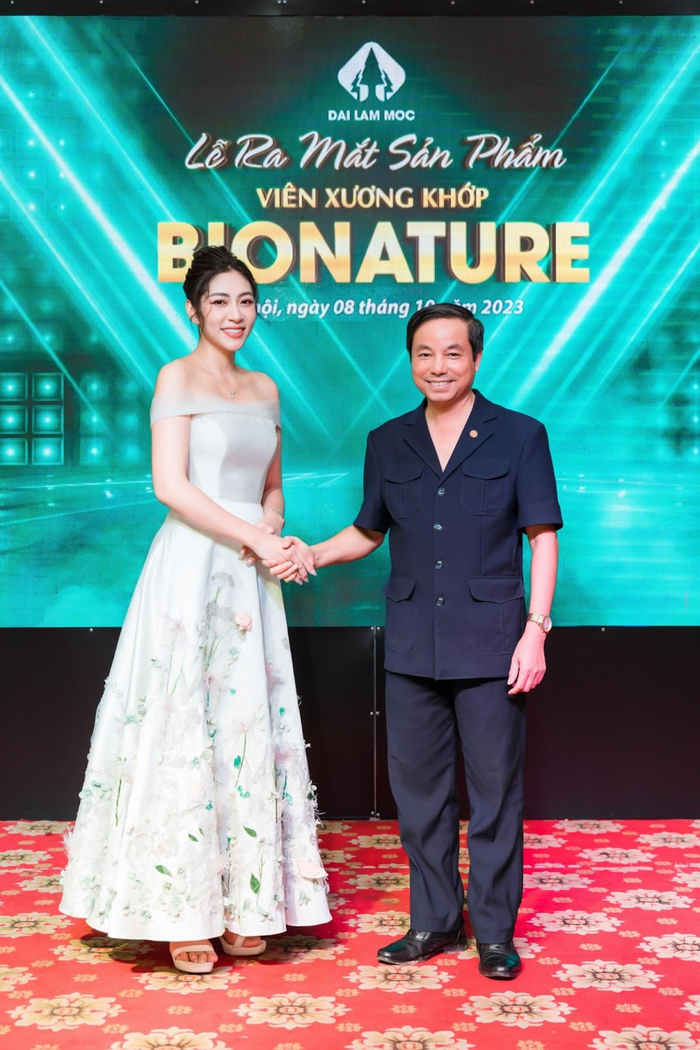 Hoa hậu Đại dương Đặng Thu Thảo cùng Đại tá - bác sĩ Nguyễn Thái Biềng tại buổi ra mắt sản phẩm Viên xương khớp Bionature