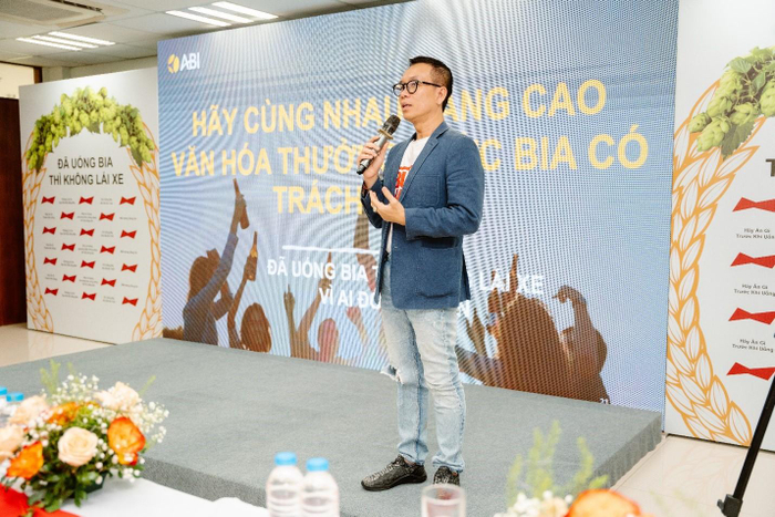 Ông Trương Văn Toàn, Giám đốc Pháp lý Đối ngoại và Truyền thông của AB InBev phát biểu khi tham gia chương trình tại công ty TNHH Tessellation. 