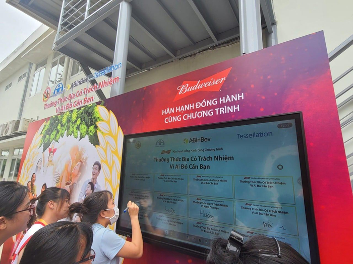 Các nhân viên công ty TNHH Tessellation tham gia cam kết kí tên 'thưởng thức có trách nhiệm'. 