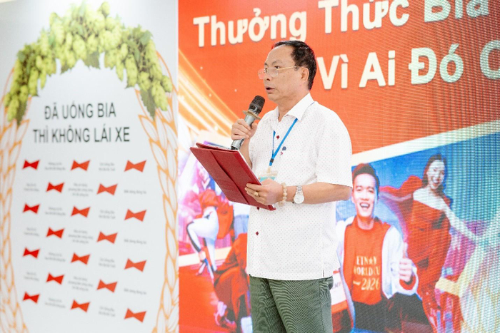 Ông Lê Xuân Cử, ủy viên chuyên trách - Chánh Văn phòng Ban An toàn Giao thông tỉnh Hòa Bình phát biểu khi tham gia chương trình tại công ty TNHH Tessellation. 