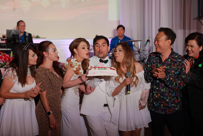 Dàn sao thổi nén và cắt bánh sinh nhật chúc mừng hoa hậu Thanh Mai.