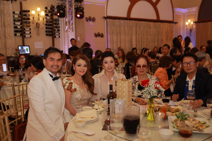 Ca sĩ Bằng Kiều (ngoài cùng tay phải) cũng đến chúc mừng Thanh mai và quỹ từ thiện Trái Tim Việt Mỹ.