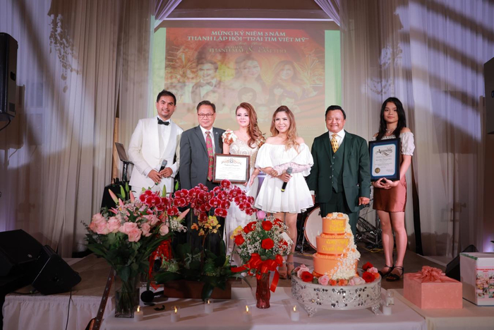 Hoa hậu Thanh Mai nhận vinh danh trên sân khấu tiệc sinh nhật.