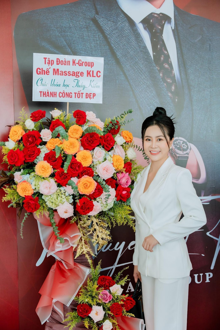 Cô đồng hành cùng chồng phát triển thương hiệu riêng và được nhiều khách hàng đón nhận