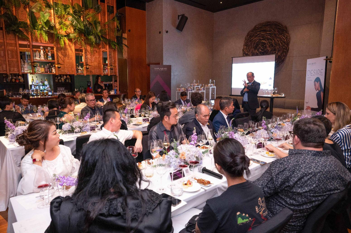 Những câu chuyện độc đáo về các chiếc ly do ông Nelson chia sẻ