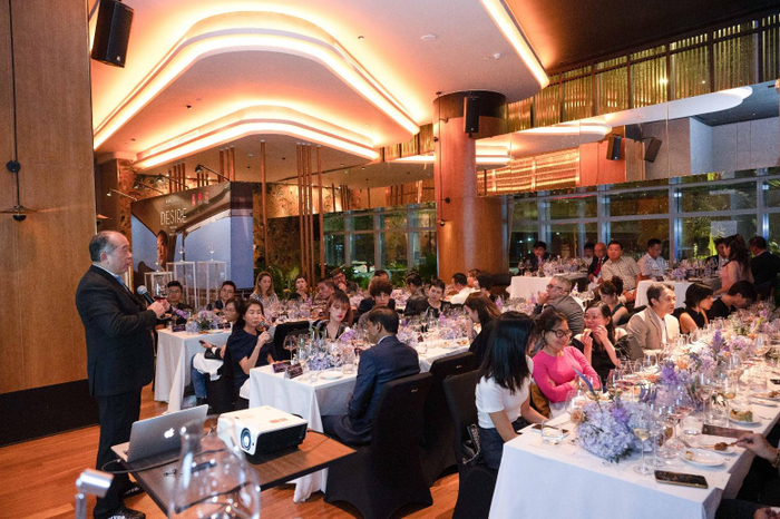 Ông Nelson Chow dẫn dắt hành trình thú vị về ly pha lê