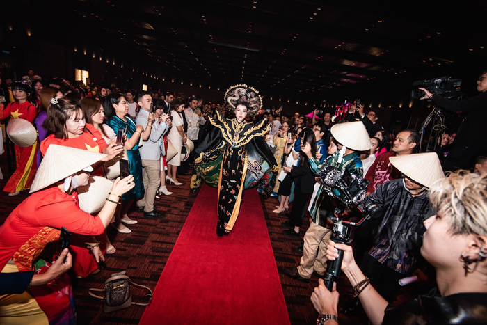 Rất đông khán giả nước bạn trầm trồ trước quốc phục Việt Nam và thần thái của á hậu Hoàng Thùy Anh