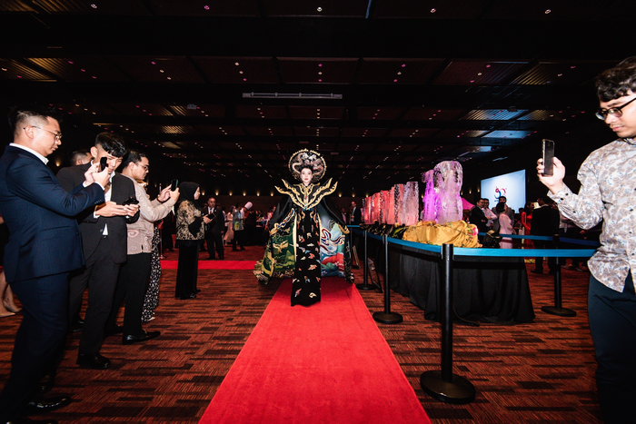 Á hậu Hoàng Thùy Anh mang áo dài Việt Nam đến sự kiện ngoại giao hai nước