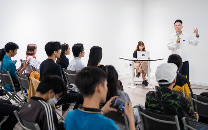 Diễn giả Bữu Vi Vu chia sẻ tại workshop “Nghe chuyện nghề sáng tạo nội dung mảng du lịch” (Ảnh do TravelSig+ cung cấp).