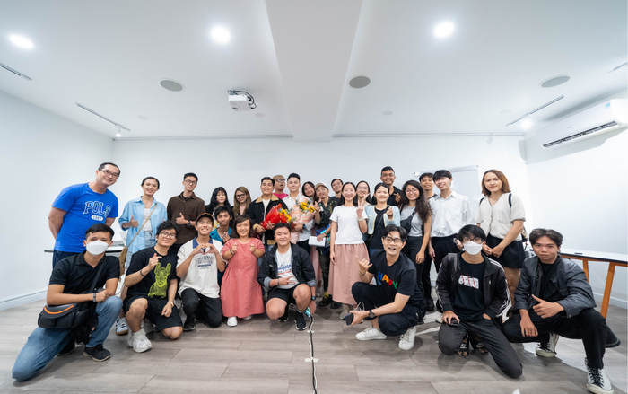 Khách tham dự workshop “Nghe chuyện nghề sáng tạo nội dung mảng du lịch” chụp ảnh cùng diễn giả (Ảnh do TravelSig+ cung cấp).