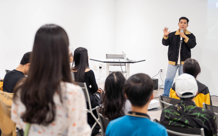 Diễn giả Hà Hiển chia sẻ tại workshop “Nghe chuyện nghề sáng tạo nội dung mảng du lịch” (Ảnh do TravelSig+ cung cấp).